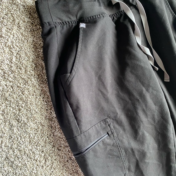 FIGS Zamora Black Jogger Scrub Pants Women's - Picture 4 of 7